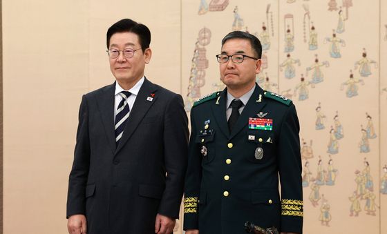 이재명 대통령, 박춘식 육군군수사령관 삼정검 수치 수여