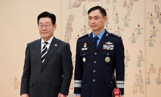 이재명 대통령, 구상모 합참군사지원본부장 삼정검 수치 수여