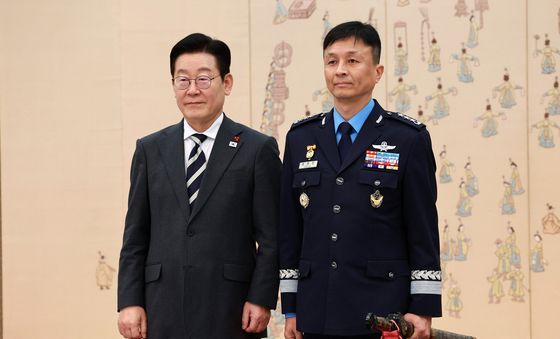 이재명 대통령, 권영민 공군교육사령관 삼정검 수치 수여