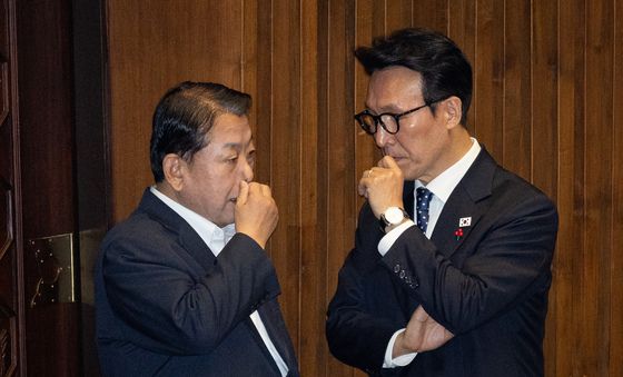 대화하는 김민석 총리와 김병주 의원