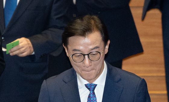 '통일교 금품수수 의혹' 전재수 전 해수부 장관, 본회의 참석