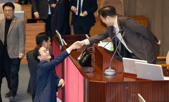 우원식 의장과 인사 나누는 전재수 의원