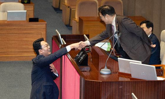 우원식 국회의장과 인사 나누는 천하람 원내대표