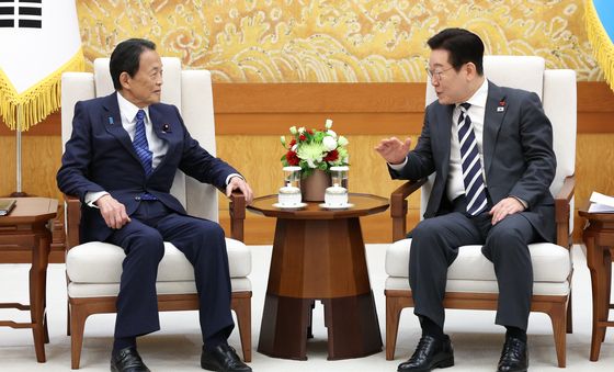 아소 다로 전 일본 총리 환담하는 이재명 대통령