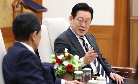 아소 다로 전 일본 총리 접견하는 이재명 대통령