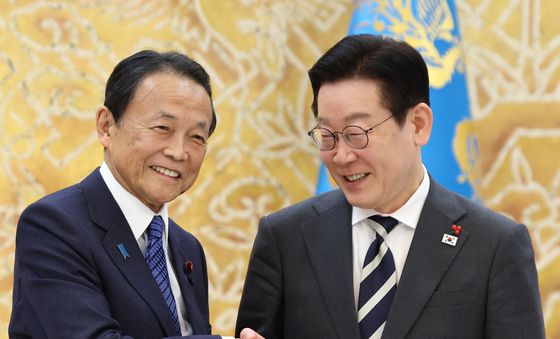 이재명 대통령, 아소 다로 전 일본 총리 접견