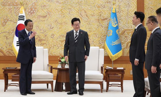 위성락 안보실장에게 인사하는 아소 다로 전 日 총리