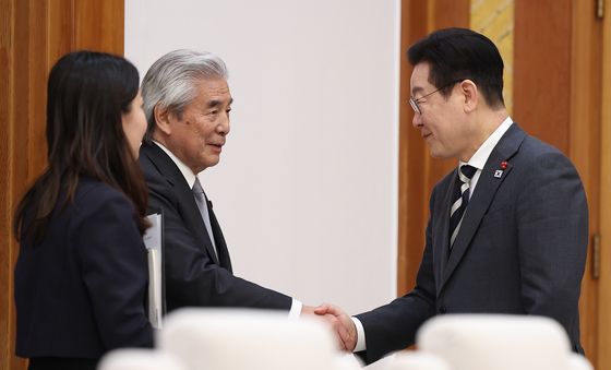 나카소네 히로후미 참의원과 인사하는 이재명 대통령