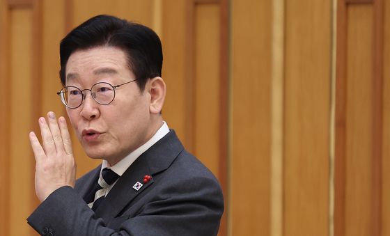 권혁기 의전비서관과 대화하는 이재명 대통령