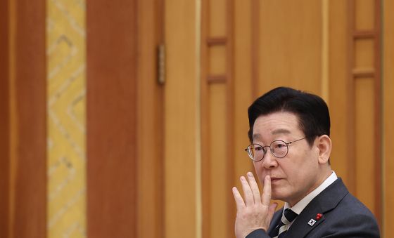 권혁기 의전비서관과 대화하는 이재명 대통령