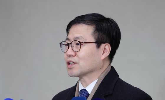 답변하는 여한구 본부장