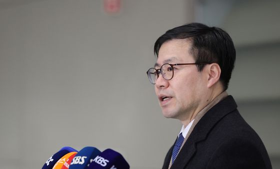 취재진 질문에 답변하는 여한구 본부장