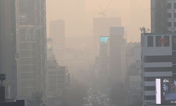 미세먼지로 뿌옇게 변한 서울 도심