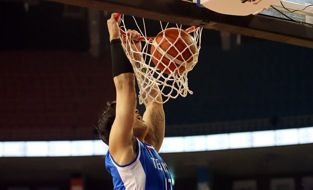 구탕, 호쾌한 투핸드 덩크슛