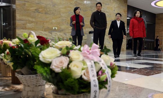 단식 응원 꽃다발 바라보는 장동혁 대표