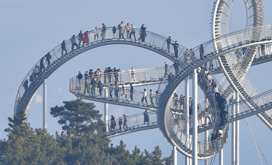 포항 스페이스 워크에 오른 관광객들
