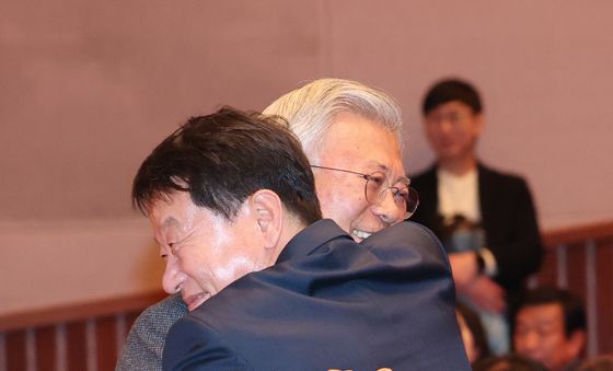 문재인 전 대통령 김한수 전 부총장과 포옹