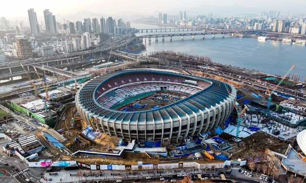 리모델링 공사에 한창인 잠실 주경기장 '올해 12월 완공'