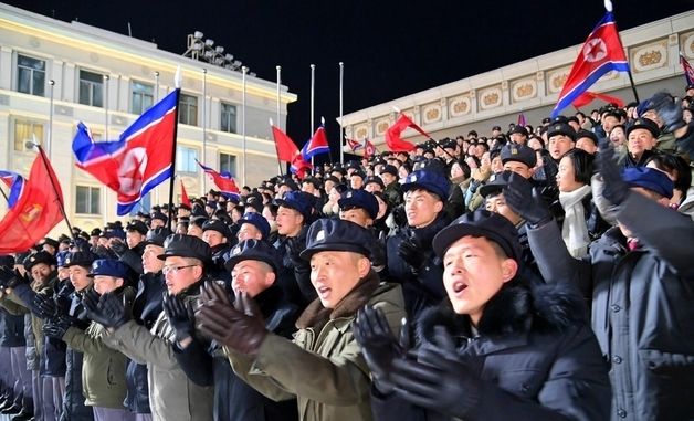 北 김일성광장서 청년 야회 진행…"국가의 전면적 부흥 가속화"