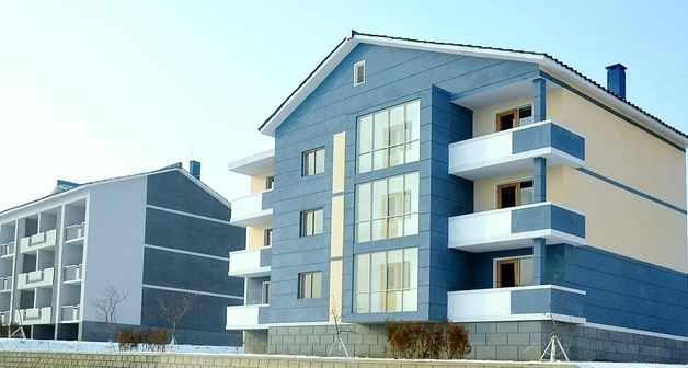 북한 온천군에 새로 들어선 살림집 풍경