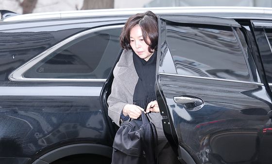 경찰 출석하는 김경