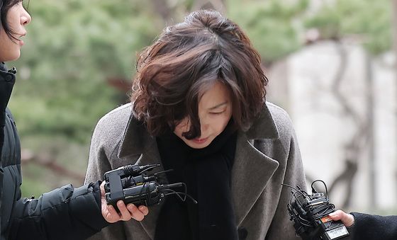 고개 숙인 김경