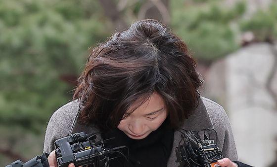 '강선우 1억 공천 헌금 의혹' 고개 숙인 김경