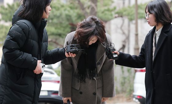 '강선우 1억 공천 헌금 의혹' 고개 숙인 김경