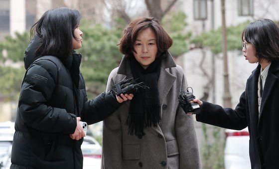 경출 출석하는 김경 서울시의원