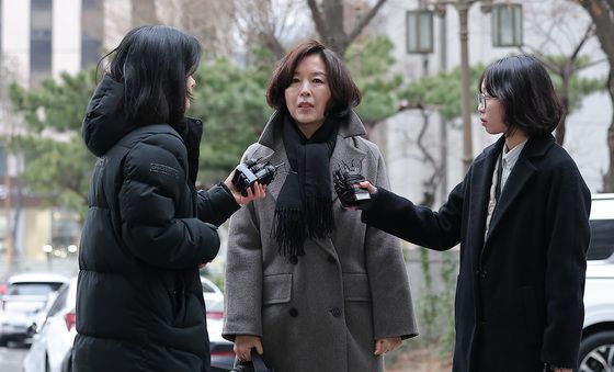 취재진 질문에 답하는 김경