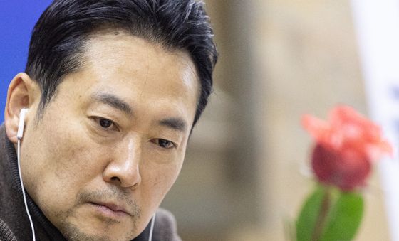 꽃병 살펴보는 장동혁 대표