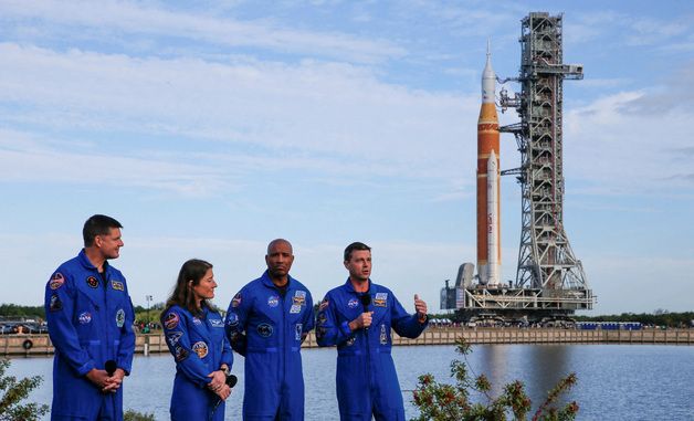 [포토] '아르테미스 Ⅱ' 달 탐사 로켓 발사대 이동