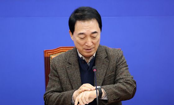 시계 보는 박수현 수석대변인