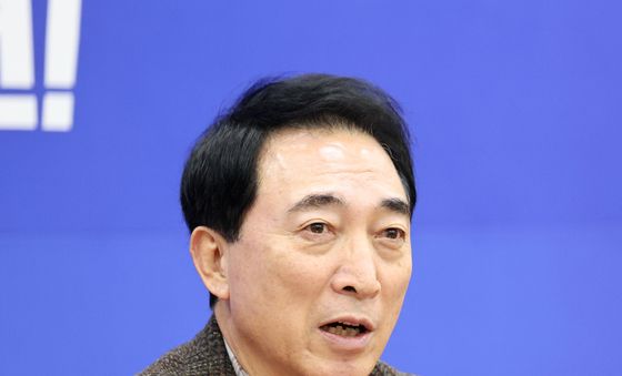 질의 답변 이어가는 박수현 수석대변인