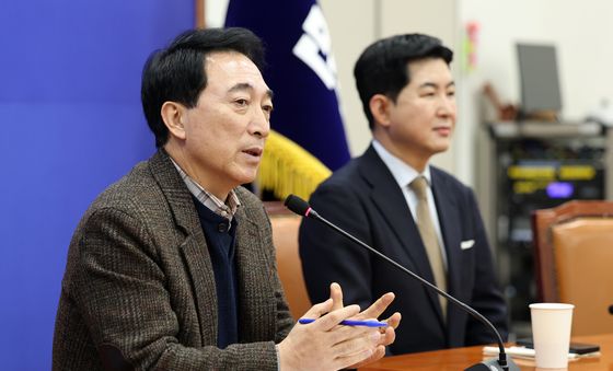 1인 1표제 관련 답변하는 박수현 민주당 수석대변인