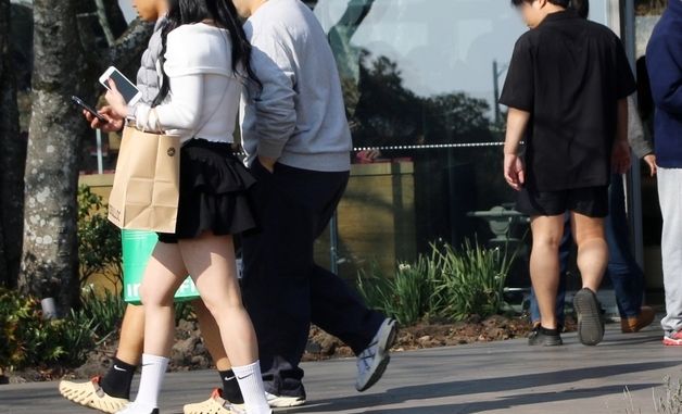 반소매·반바지 입은 1월 중순의 제주