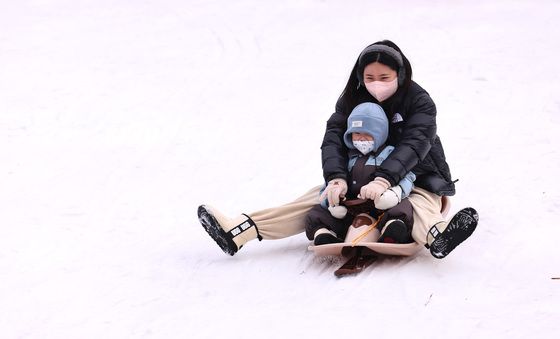 '흰눈 사이로 썰매를 타고'