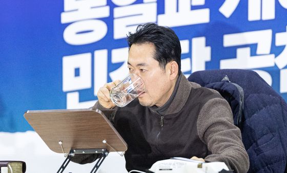 물 마시는 장동혁 대표