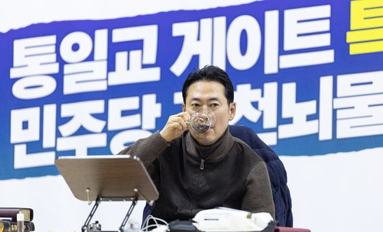 목 축이는 장동혁 대표