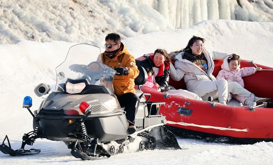 스노우래프팅 즐기는 시민들