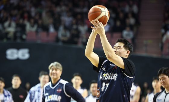 3점 슛 쏘는 조상현 감독