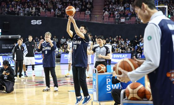 3점 슛 쏘는 조상현 감독