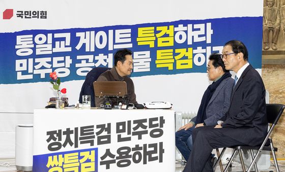 전병현 새미래민주당 대표와 대화하는 장동혁 국민의힘 대표