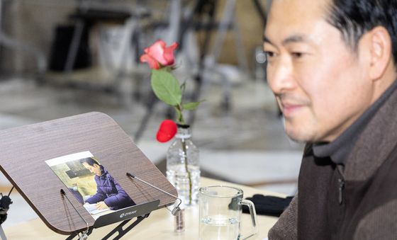 장 대표 책상에 놓인 단식 투쟁 사진