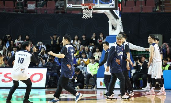 감독님들의 코트 위 대결