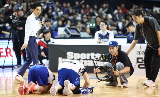 조준희, 심사위원들에게 큰절