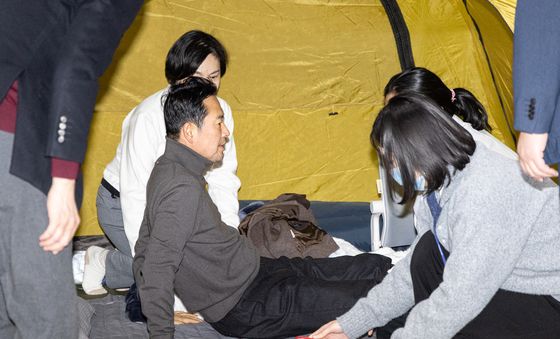 4일차 단식, 건강 상태 확인 받는 장동혁 대표