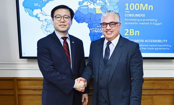 악수나누는 여한구 본부장과 이집트 수에즈운하경제특구청장