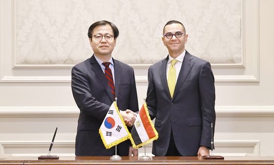 악수 나누는 여한구 본부장과 이집트 투자통상부 장관