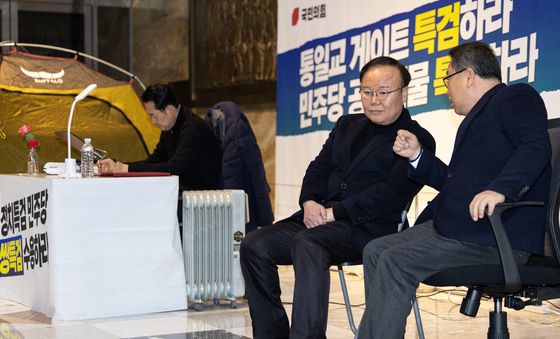 장동혁 대표 쌍특검 촉구 단식 투쟁 참여한 김재원 최고위원